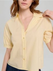 Koszulowa bluzka z bufiastym rękawem - żółty. Żółte bluzki damskie Sinsay, l, bez wzorów, bez kołnierzyka, bez ramiączek. Za 39.99 zł.