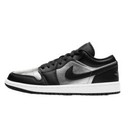 Buty do chodzenia dla dorosłych Air Jordan 1 Low SE Black Metallic Silver. Szare obuwie sportowe damskie Nike, bez wzorów, ze skóry, trekkingowe, Nike Air Jordan. Za 667.30 zł.