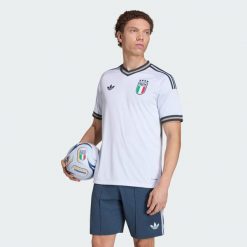 Koszulka wyjazdowa Włochy 26 Authentic. Niebieskie koszulki sportowe męskie Adidas, l, bez wzorów, z materiału, bez kołnierzyka, bez ramiączek, do piłki nożnej, climacool (adidas). Za 649.00 zł.