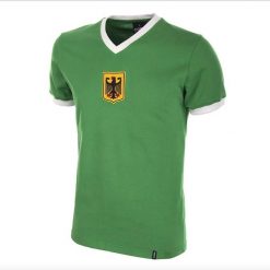 Koszulka retro piłkarska dla dorosłych - Niemcy Lata 70 Wydanie Gościa - Zielona. Zielone koszulki sportowe męskie COPA FOOTBALL, bez wzorów, bez kołnierzyka, bez ramiączek, do piłki nożnej. Za 254.34 zł.