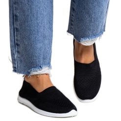 Czarne wsuwane tenisówki Shalha. Czarne trampki i tenisówki damskie w ażurowe wzory, z gumy, eleganckie, bez zapięcia. Za 92.85 zł.