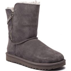 Buty UGG - W Classic Short Sparkle Zip 1094983 W/Chrc. Kozaki damskie marki UGG. W wyprzedaży za 589.00 zł.