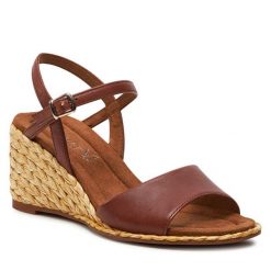 Espadryle Caprice. Brązowe klapki damskie Caprice, bez wzorów, bez obcasa, bez zapięcia. Za 169.99 zł.