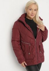 Czerwona Pikowana Kurtka z Kapturem i Ozdobnymi Suwakami Carnaye. Czerwone kurtki damskie Born2be, plus size, bez wzorów, z jeansu, z kapturem. Za 169.99 zł.