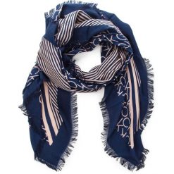 Chusta CALVIN KLEIN - Printed Ck Scarf K60K604704 448. Szaliki i chusty damskie marki Calvin Klein. Za 229.00 zł.
