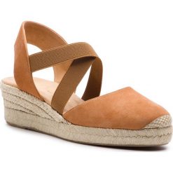 Espadryle UNISA - Cele 19 Ks Natural Ksde Ss. Brązowe klapki damskie Unisa, bez wzorów, z materiału, bez obcasa, na obcasie, bez zapięcia. W wyprzedaży za 249.00 zł.