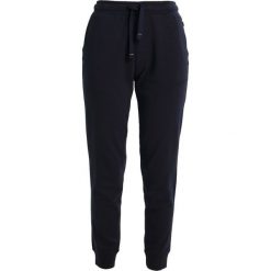Napapijri MILLY Spodnie treningowe blu marine. Spodnie sportowe damskie Napapijri, z bawełny. Za 379.00 zł.