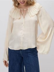 Bluzka z ozdobnym kołnierzem - kremowy. Białe bluzki damskie Reserved, l, bez wzorów, z tkaniny, bez kołnierzyka, bez ramiączek. Za 139.99 zł.