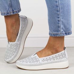 Białe skórzane ażurowe półbuty damskie Filippo Dp4555/26. Brązowe półbuty damskie Filippo, na lato, w ażurowe wzory, ze skóry, eleganckie, bez obcasa, bez zapięcia. W wyprzedaży za 192.72 zł.