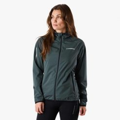 Kurtka do biegania damska Swedemount Ultra Light Running Jacket szybkoschnąca. Czarne kurtki damskie SWEDEMOUNT, xl, bez wzorów, z materiału, z kapturem, do biegania. Za 329.99 zł.