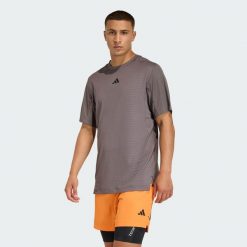 KOSZULKA D4T PrimeLift 3 STRIPES. Brązowe buty sportowe męskie Adidas, bez wzorów, bez kołnierzyka, bez ramiączek, na fitness i siłownię. Za 219.00 zł.