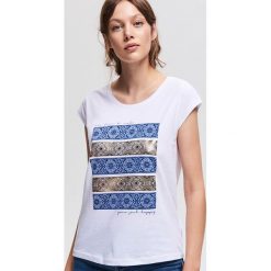 T-shirt z błyszczącym nadrukiem - Biały. T-shirty damskie marki Reserved. Za 29.99 zł.
