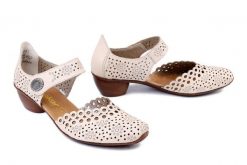 RIEKER 43753-60 beige, czółenka damskie. Brązowe czółenka damskie Rieker, bez wzorów, bez obcasa, na obcasie, bez zapięcia. Za 319.90 zł.