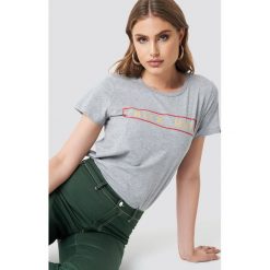 Moves x NA-KD T-shirt Lulu - Grey. Szare t-shirty damskie Moves x NA-KD, z nadrukiem, z materiału, z okrągłym kołnierzem. Za 121.95 zł.
