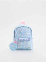 Wzorzysty plecak Cinnamoroll - jasnoniebieski. Niebieskie torby i plecaki dziecięce Reserved, z tkaniny. W wyprzedaży za 79.99 zł.