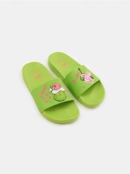Klapki Grinch - zielony. Zielone klapki damskie Sinsay, bez wzorów, bez obcasa. Za 39.99 zł.