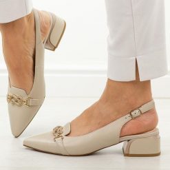 Beżowe skórzane sandały damskie DiA 3015. Brązowe sandały damskie DiA, bez wzorów, ze skóry, bez obcasa, na obcasie, bez zapięcia. W wyprzedaży za 324.72 zł.