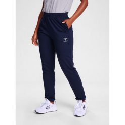 Damskie spodnie dresowe Hummel Go 2.0. Niebieskie spodnie sportowe damskie Hummel, bez wzorów, z dresówki, do piłki nożnej. Za 193.50 zł.