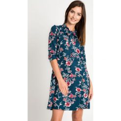 Szmaragdowa sukienka w kwiaty QUIOSQUE. Zielone sukienki dla dziewczynek QUIOSQUE, w kwiaty, z dzianiny, z długim rękawem. W wyprzedaży za 139.99 zł.