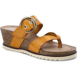 Żółte Klapki Yokono Wygodne Buty Na Koturnie. Żółte klapki damskie Yokono, bez wzorów, ze skóry, wakacyjne, bez obcasa, na koturnie. Za 209.00 zł.