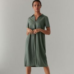 Midi sukienka typu t-shirt - Khaki. Sukienki damskie marki Mohito. Za 129.99 zł.
