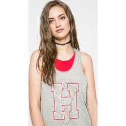 Tommy Hilfiger - Top Gigi Hadid. Szare topy damskie marki Tommy Hilfiger, z nadrukiem, z bawełny, z okrągłym kołnierzem, bez rękawów. W wyprzedaży za 119.90 zł.