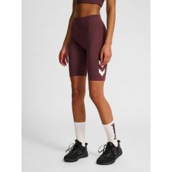 Damskie szorty z wysokim stanem z logo Hummel Pulse. Czerwone obuwie sportowe damskie Hummel, bez wzorów, sportowe, z podwyższonym stanem, na fitness i siłownię. Za 123.50 zł.