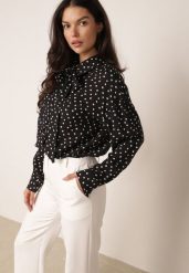 Czarna Zwiewna Koszula z Wiskozy w Groszki z Kokardką pod Szyją Semone. Czarne bluzki damskie Born2be, l, bez wzorów, z jeansu, eleganckie, bez kołnierzyka, bez ramiączek. Za 119.99 zł.