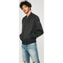 Tommy Jeans - Kurtka bomber. Szare kurtki męskie marki Tommy Jeans, z elastanu. W wyprzedaży za 359.90 zł.