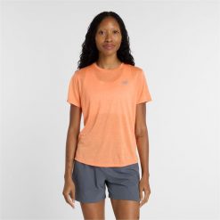 Koszulka damska New Balance WT41253AAE – pomarańczowa. Brązowe koszulki sportowe damskie New Balance, l, bez wzorów, z materiału, sportowe, bez kołnierzyka. Za 199.99 zł.