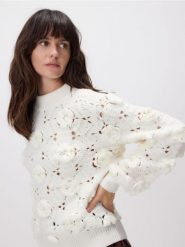 Sweter z aplikacją 3D - złamana biel. Swetry damskie Reserved, l, z aplikacjami, z dzianiny, bez kołnierzyka, bez ramiączek, bez kaptura. Za 259.99 zł.
