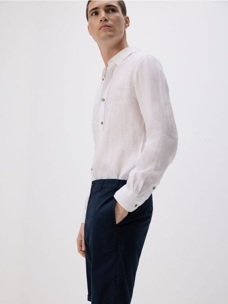 Szorty chino slim - granatowy. Niebieskie spodnie materiałowe męskie Reserved, l, bez wzorów, z bawełny. W wyprzedaży za 45.99 zł.