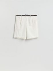 Szorty regular fit z paskiem - złamana biel. Szorty męskie Reserved, l, bez wzorów, z bawełny. Za 99.99 zł.