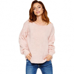 Sweter w kolorze jasnoróżowym. Czerwone swetry damskie marki Lemoniade, ze splotem, z dekoltem w łódkę. Za 159.95 zł.