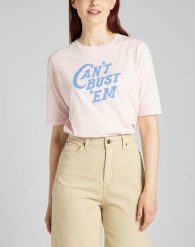 LEE HALF SLEEVE TEE DAMSKI T-SHIRT KOSZULKA NADRUK LOGO PALE LILAC L41ZEPSU 112140063. T-shirty damskie Lee, l, bez wzorów, bez kołnierzyka. Za 69.99 zł.