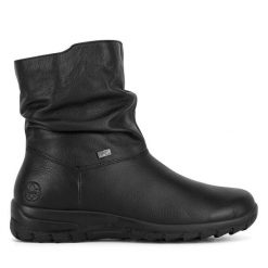 Botki Rieker. Czarne botki damskie Rieker, bez obcasa, na płaskiej podeszwie, bez zapięcia. Za 279.99 zł.