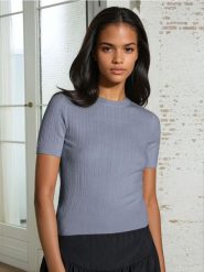 Dzianinowy sweter z krótkim rękawem - niebieski. Niebieskie swetry damskie Sinsay, l, bez wzorów, z dzianiny, bez kołnierzyka, bez ramiączek, krótkie, bez kaptura. Za 39.99 zł.