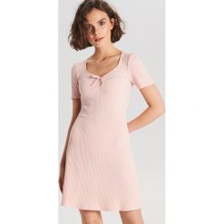 Sukienka mini z marszczeniem - Różowy. Sukienki damskie marki Cropp. Za 49.99 zł.