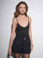 Szorty slim - czarny. Czarne szorty damskie Sinsay, l, bez wzorów. Za 49.99 zł.