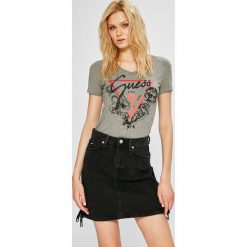 Guess Jeans - Top. Różowe topy damskie Guess Jeans, z aplikacjami, z bawełny, z krótkim rękawem. Za 139.90 zł.