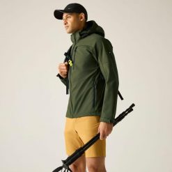 Męska wodoodporna kurtka softshell Arana z kapturem. Zielone kurtki męskie Regatta, m, bez wzorów, z elastanu, z kapturem. Za 329.99 zł.