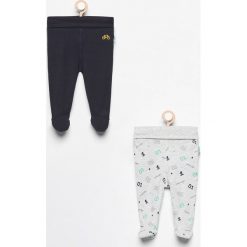 Spodnie ze stópkami 2 pack - Granatowy. Spodnie materiałowe dla chłopców marki Reserved. W wyprzedaży za 29.99 zł.