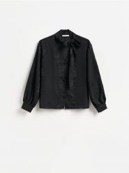 Bluzka z ozdobnym wiązaniem - czarny. Czarne bluzki damskie Reserved, l, bez wzorów, z tkaniny, bez kołnierzyka, bez ramiączek. Za 149.99 zł.