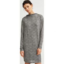 Simple - Sukienka. Szare sukienki damskie Simple, z dzianiny, eleganckie, z dekoltem w łódkę, z długim rękawem. W wyprzedaży za 299.90 zł.