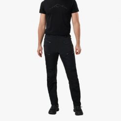 Spodnie outdoor hiking męskie Swedemount Nordkap Stretch Pants II wiatroszczelne. Czarne spodnie sportowe męskie SWEDEMOUNT, na lato, m, bez wzorów, z tkaniny, outdoorowe. Za 399.99 zł.