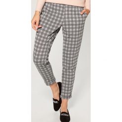 Spodnie Jogger fit - Wielobarwn. Spodnie materiałowe damskie marki Mohito. W wyprzedaży za 59.99 zł.