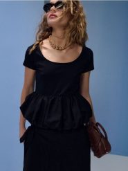 Koszulka z wiskozą z ozdobną falbaną - czarny. Czarne t-shirty damskie Sinsay, l, bez wzorów, z wiskozy, bez kołnierzyka. Za 29.99 zł.