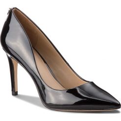 Szpilki GUESS - FLBE84 PAF08 BLACK. Czarne szpilki damskie Guess, z aplikacjami, ze skóry ekologicznej. Za 529.00 zł.