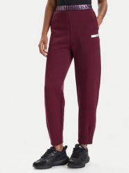 EA7 Emporio Armani Spodnie dresowe 7W000678 AF13151 M5064 Bordowy Regular Fit. Czerwone spodnie dresowe damskie EA7 Emporio Armani, m, bez wzorów, z dresówki. Za 399.99 zł.