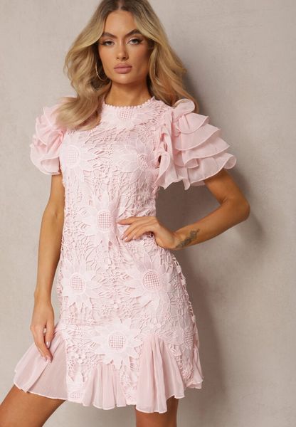 Różowa Sukienka Dopasowana Mini z Koronką i Falbankami Offiamea. Czerwone sukienki damskie Renee, na co dzień, l, z aplikacjami, z koronki, eleganckie, bez kołnierzyka, bez ramiączek, mini, dopasowane. Za 179.99 zł.